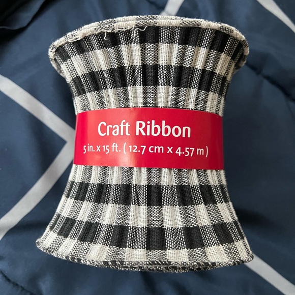 💕Host Pick💕 Crinkly Checkered Black and White Ribbon - Picture 1 of 4